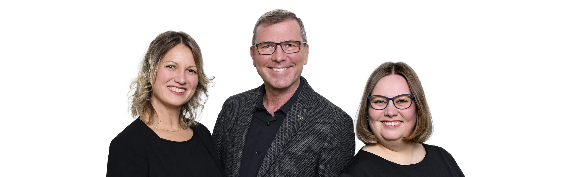 Das Führungsteam des Unternehmens, von links nach rechts: Claudia Hempel, Peter Eichler und Katrin Floß. Sie stehen nebeneinander und blicken lächelnd in die Kamera.